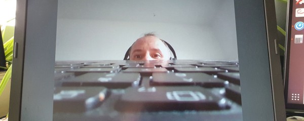 Foto eines Mitarbeiters vor Laptop