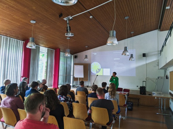CiviCamp Hamburg 2024 Seminarraum mit Teilnehmenden, Präsentation zeigt Agenda