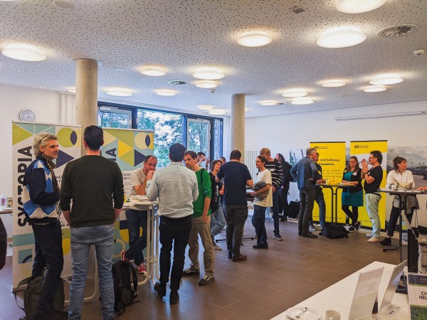 CiviCamp Hamburg 2024 Forum mit Gesprächsrunden und Networking zwischen den Sessions