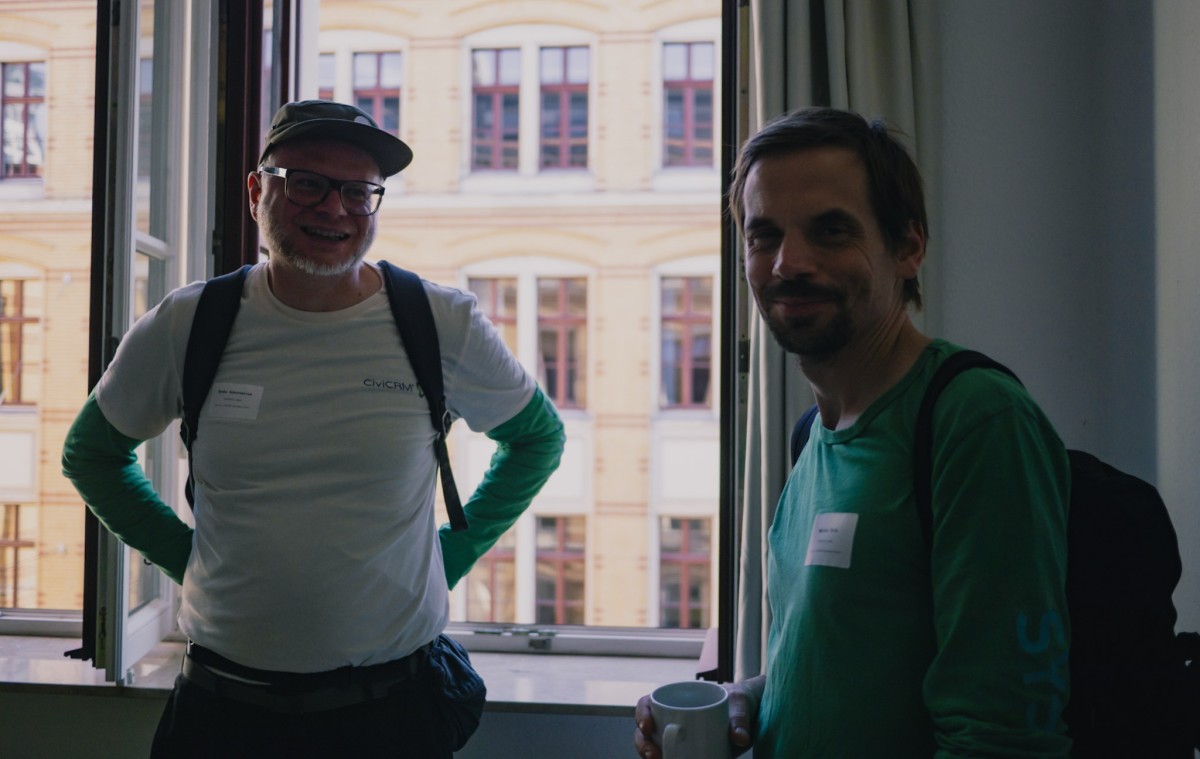 Zwei Mitarbeitende beim CiviCamp in Leipzig
