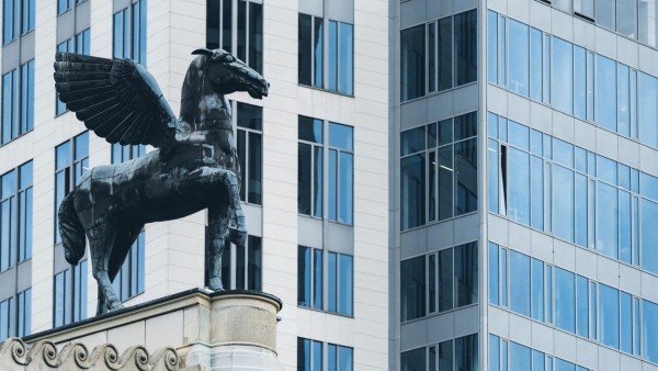 Statue Pegasus vor Hochhausfassade